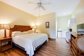 Naples Escape with Community Pool and Marina View!